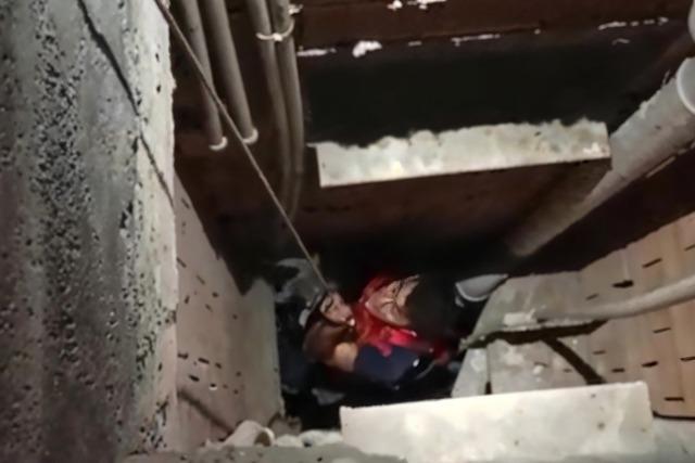 7 metre derinliğindeki boşluğa düşen kedi, zorlu operasyonla kurtarıldı 4