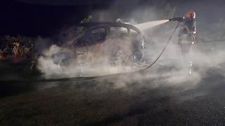 Alev topuna dönen otomobil kullanılamaz hale geldi