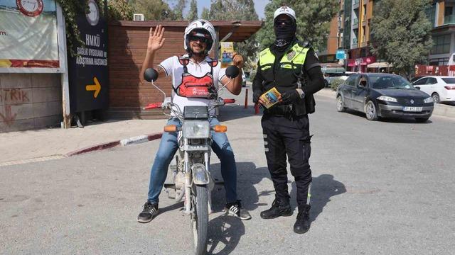 Ekmek parasını motosiklet üstünde kazanan kurye: Evde beni bekleyen 2 çocuğum ve eşim var, hayatta kalmak için kaskı takıyorum