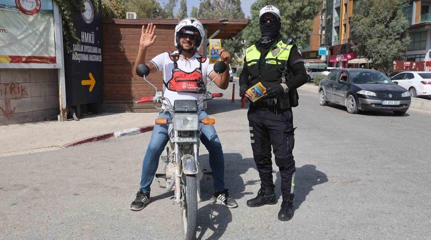 Ekmek parasını motosiklet üstünde kazanan kurye: "Evde beni bekleyen 2 çocuğum ve eşim var, hayatta kalmak için kaskı takıyorum"