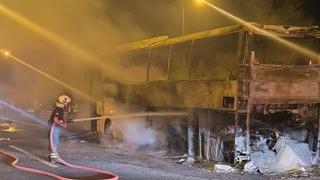 Yolcu otobüsü yanarak demir yığınına döndü