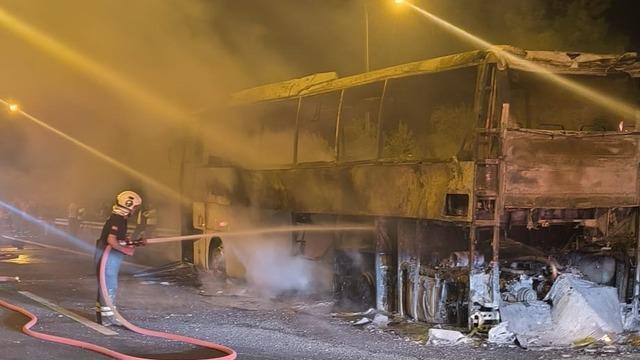 Yolcu otobüsü yanarak demir yığınına döndü