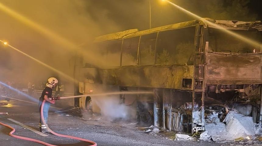 Yolcu otob&uuml;s&uuml; yanarak demir yığınına d&ouml;nd&uuml;