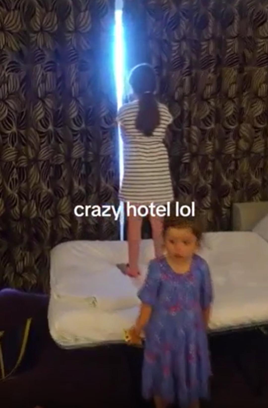 Otel odasının perdesini aralayan aile hayatının şokunu yaşadı! Karşılaştıkları manzara olay oldu 1