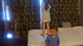 Otel odasının perdesini aralayan aile hayatının şokunu yaşadı! Karşılaştıkları manzara olay oldu