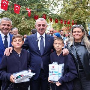 Tarihi çınarlara 5 bin kitap asıldı, Kocaeli’de kitaplar yine ağaçlarda açtı! Guinness rekoru için girişim başladı