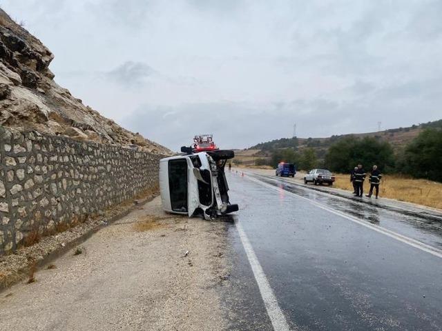 Bilecik’te seyir halinde kamyonet devrilirken, sürücüsü yaralandı 1