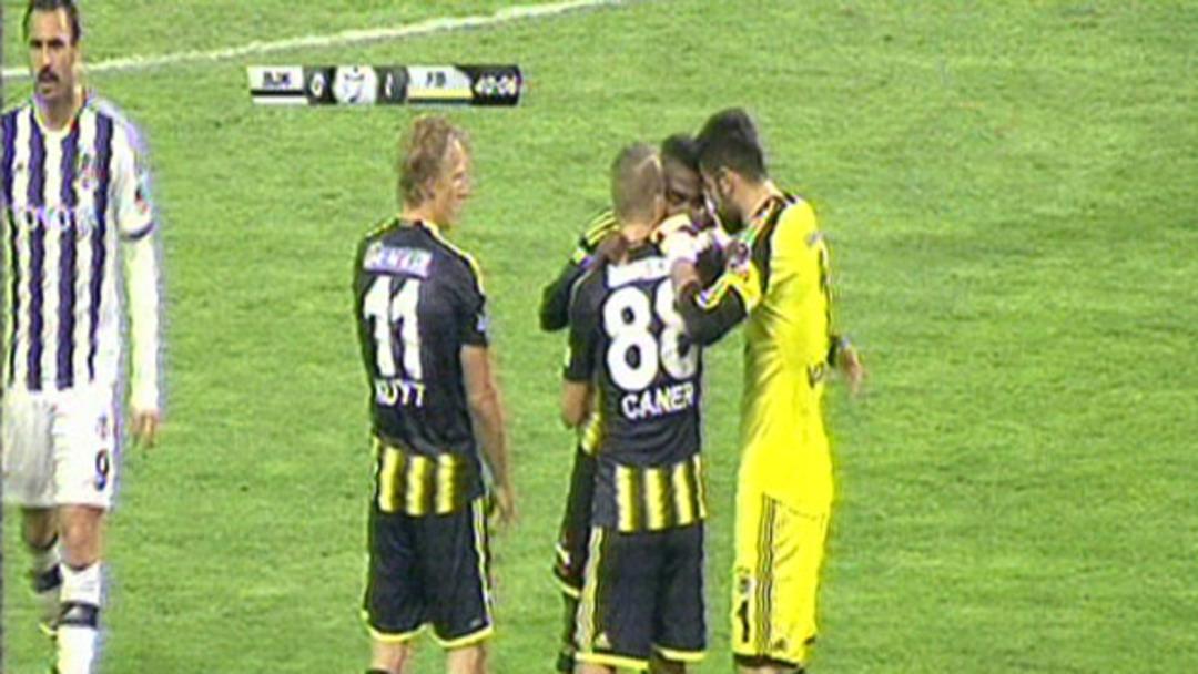 Caner ile Emenike kapıştı