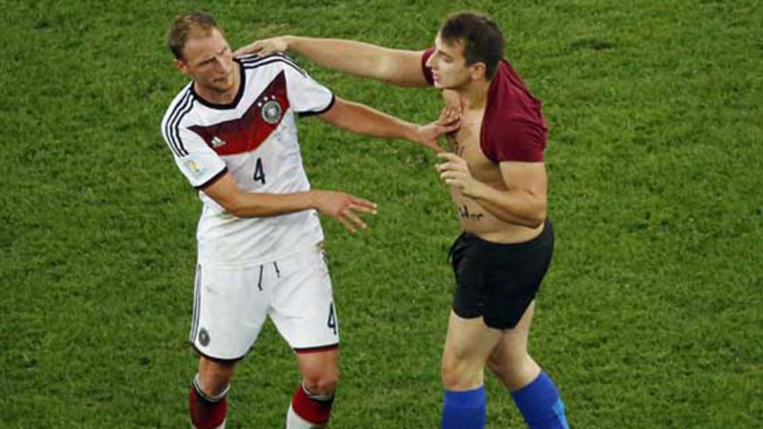 &Ccedil;ılgın taraftar sahaya girdi