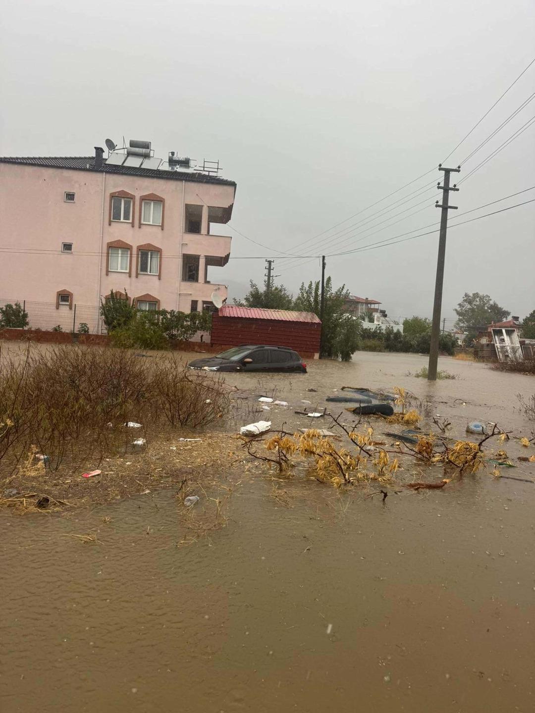 Sağanak yağış Muğla yı esir aldı! Yollar, evler ve mezarlıklar sular altında kaldı; tekne battı 1