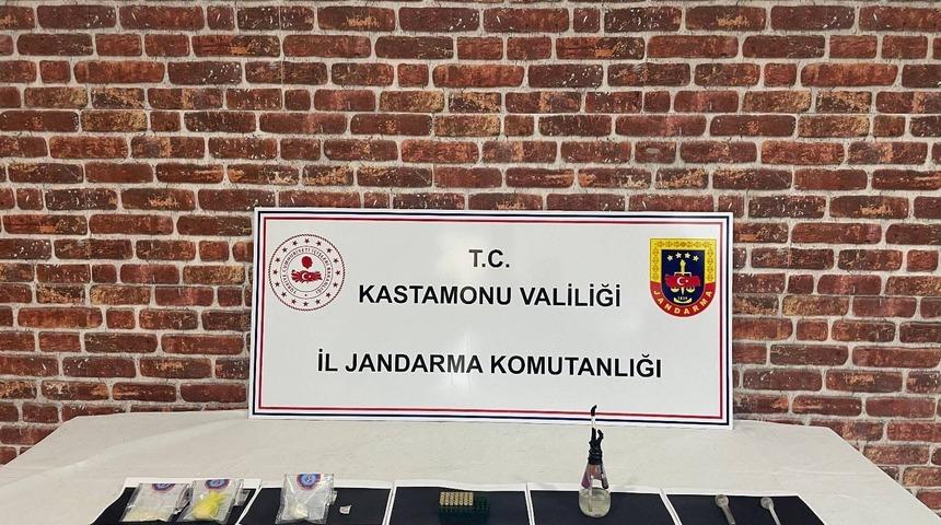 Uyuşturucu operasyonunda yakalanan 4 sanığa 8 yıl 4 ay hapis cezası