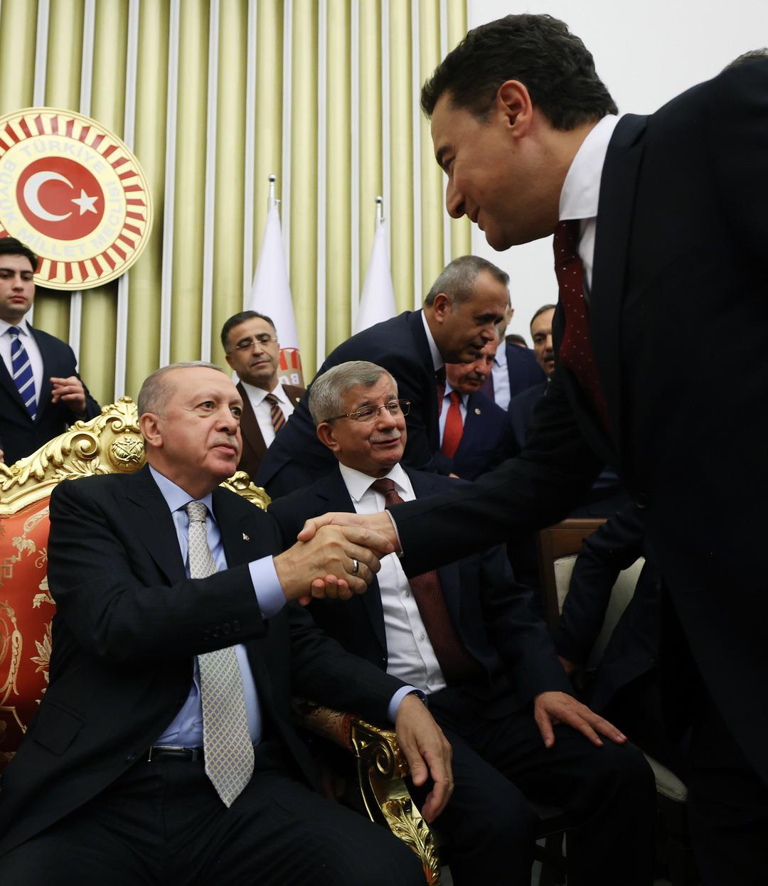 Uzun süre sonra bir ilk: Cumhurbaşkanı Erdoğan la el de sıkışmıştı, sessizliğini bozdu! 2