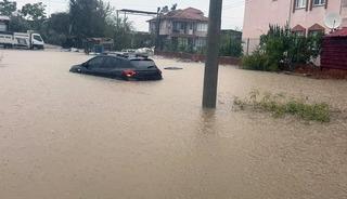 Yollar, evler ve mezarlıklar sular altında kaldı; tekne battı