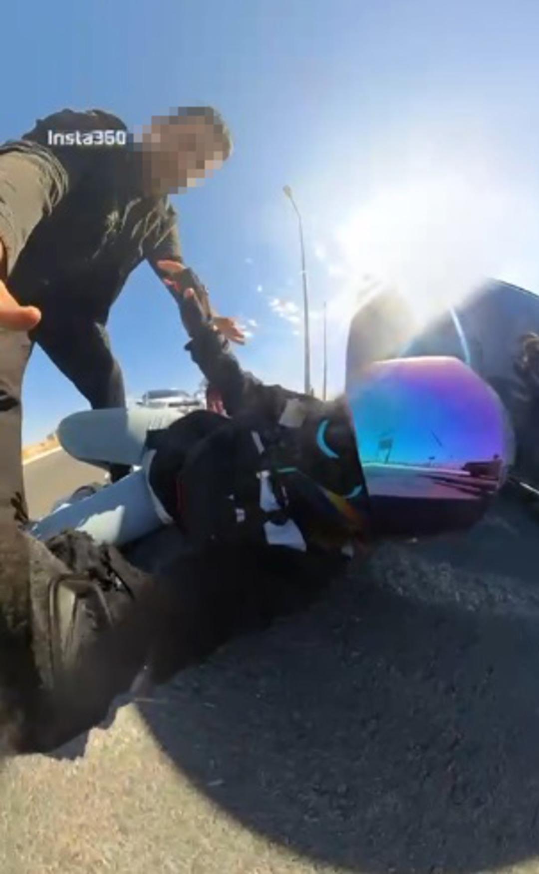 Yol verme tartışması kavgaya dönüştü! Motokurye, direksiyondaki sürücüyü yumrukladı 3