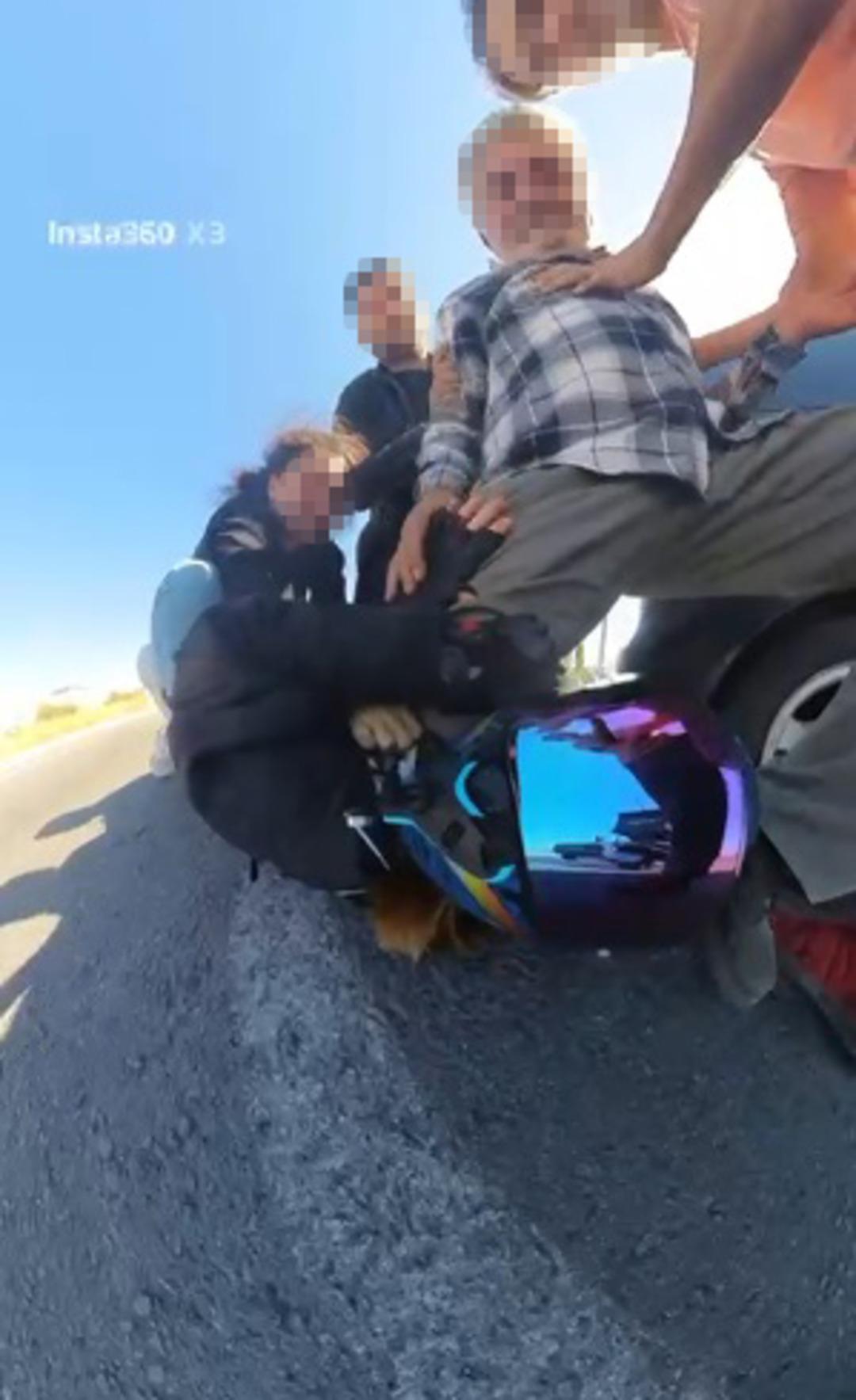 Yol verme tartışması kavgaya dönüştü! Motokurye, direksiyondaki sürücüyü yumrukladı 2