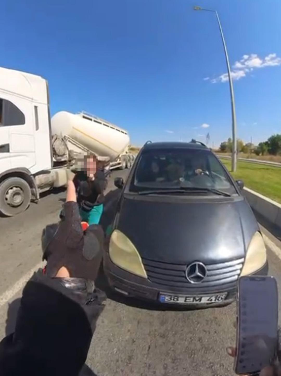 Yol verme tartışması kavgaya dönüştü! Motokurye, direksiyondaki sürücüyü yumrukladı 1