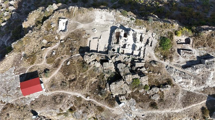 Gevhernik Kalesi'ndeki kazılarda mezar odası bulundu