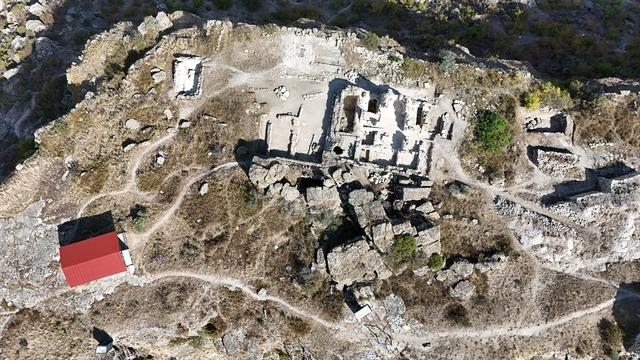 Gevhernik Kalesi'ndeki kazılarda mezar odası bulundu