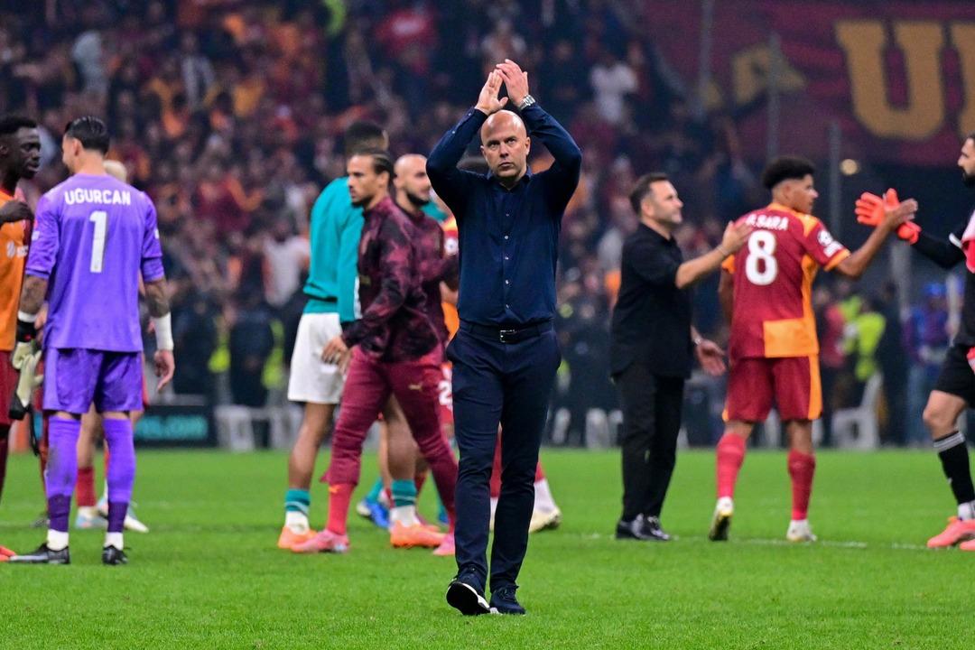 Şampiyonlar Ligi nde Galatasaray a kaybeden Liverpool da Arne Slot Barış Alper Yılmaz ve hakeme fena yüklendi! Slot unutamıyor... 2