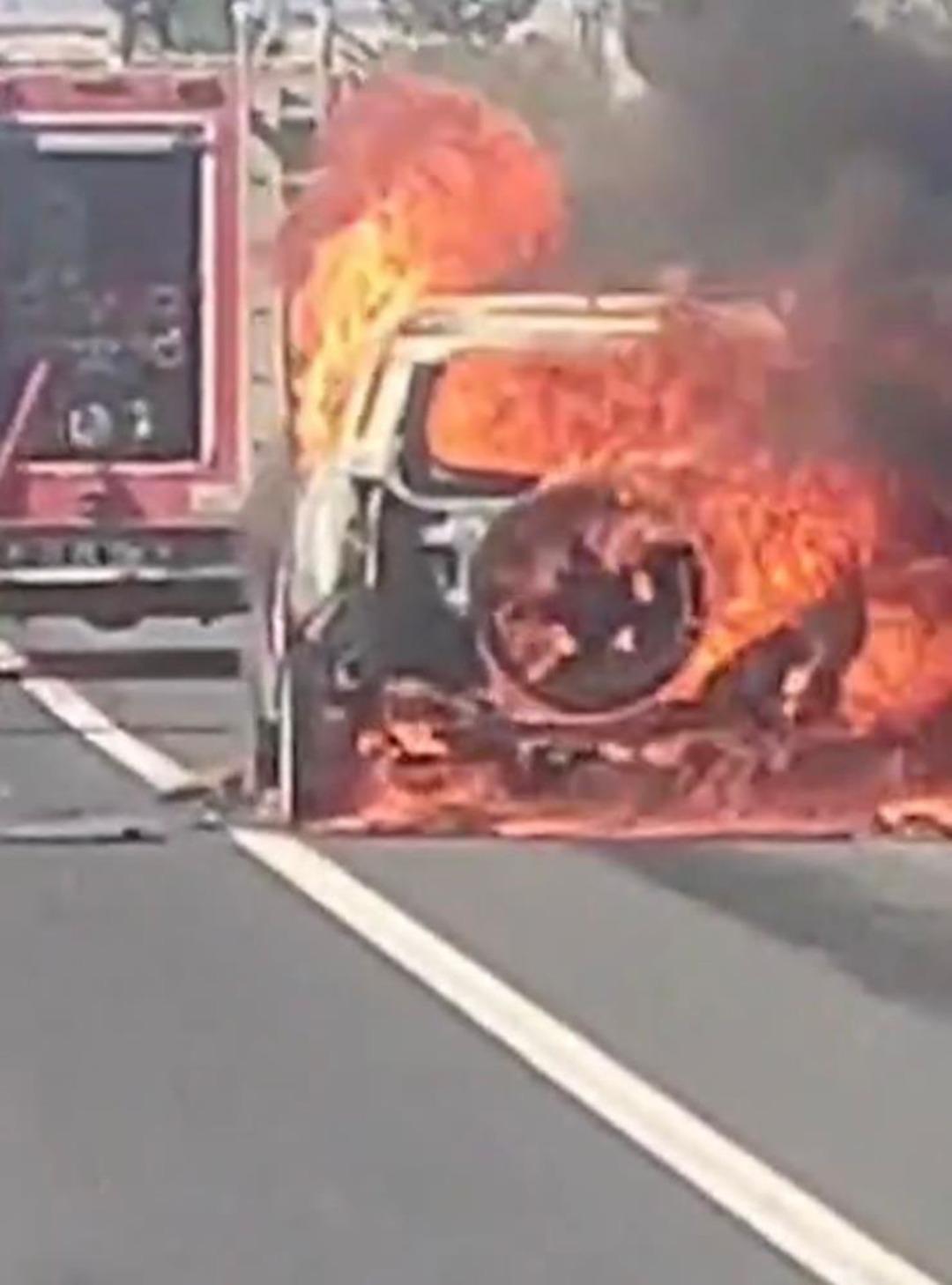 Diyarbakır’da seyir halindeyken alev alan cip küle döndü 2