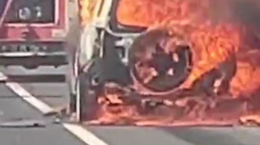 Diyarbakır’da seyir halindeyken alev alan cip küle döndü