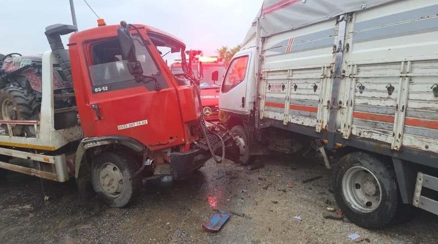 Bursa'da çekici ile kamyonet çarpıştı 4 yaralı