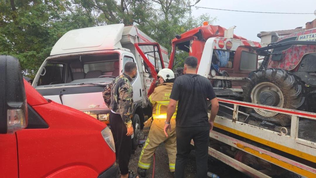 Bursa da çekici ile kamyonet çarpıştı 4 yaralı 2