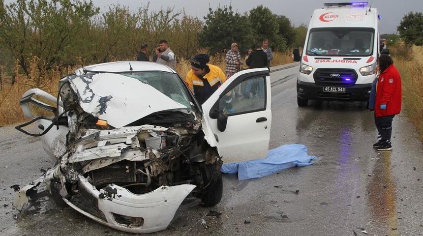 Otomobil ile kamyonet kafa kafaya çarpıştı: 1 ölü, 2 yaralı