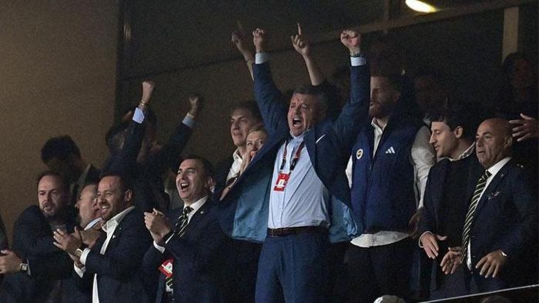 Fenerbahçe de Başkan Sadettin Saran Nice maçı sırasında taraftarla Devin Özek sohbeti yaptı! Bu anlar sosyal medyada gündem oldu... 2