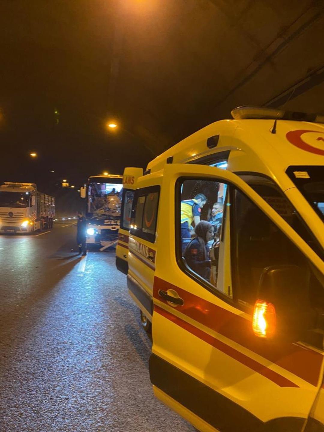 Osmaniye’de yolcu otobüsü tıra çarptı: 8 kişi yaralandı  1