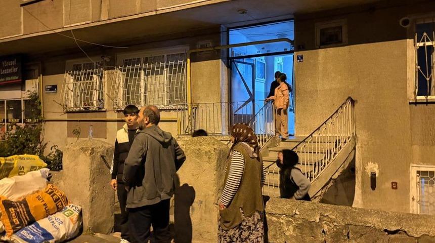 Binadaki fayans çatlağı paniğe neden oldu: bina sakinleri sokağa döküldü