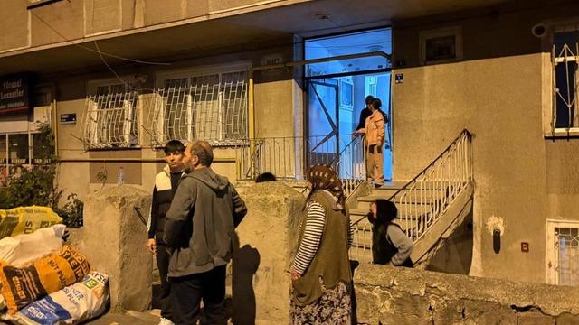 Binadaki fayans çatlağı paniğe neden oldu: bina sakinleri sokağa döküldü