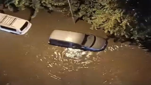 İstanbul’da sağanak nedeniyle Maltepe ve Üsküdar'da caddeleri su bastı