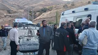 Hakkari'de kontrolden çıkan otomobil takla attı: 3 yaralı