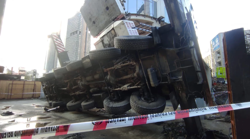 Mecidiyeköy'de rezidans inşaatında vinç devrildi