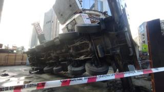 Mecidiyeköy'de rezidans inşaatında vinç devrildi