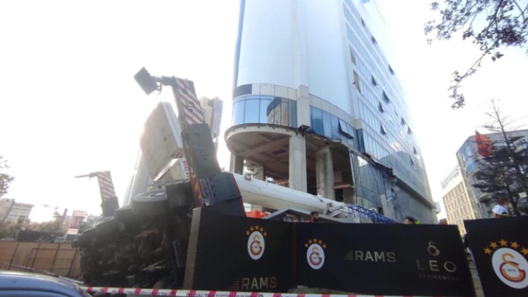 Mecidiyeköy de rezidans inşaatında vinç devrildi 1