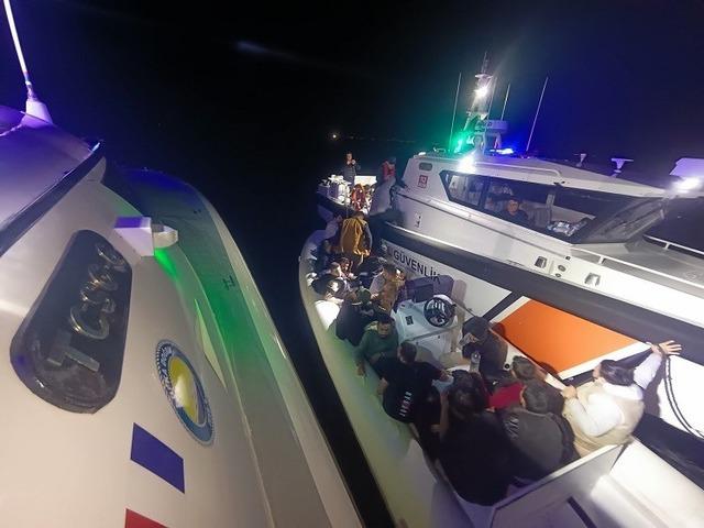 İzmir a&ccedil;ıklarında 44 d&uuml;zensiz g&ouml;&ccedil;men yakalandı 1