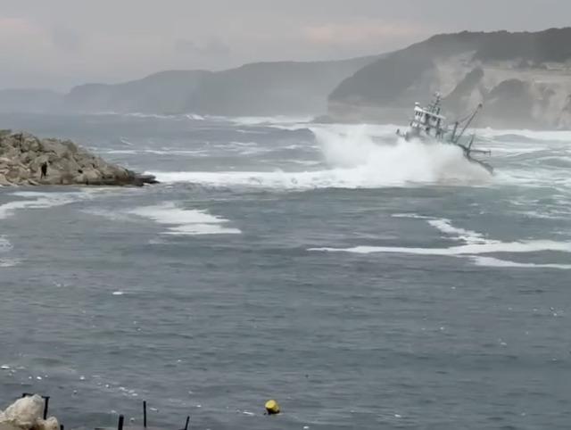 Balık&ccedil;ı teknesinin dev dalgalarla m&uuml;cadelesi: Y&uuml;rekleri ağza getiren anlar 1