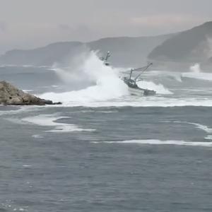 Balıkçı teknesinin dev dalgalarla mücadelesi: Yürekleri ağza getiren anlar