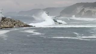 Balıkçı teknesinin dev dalgalarla mücadelesi: Yürekleri ağza getiren anlar