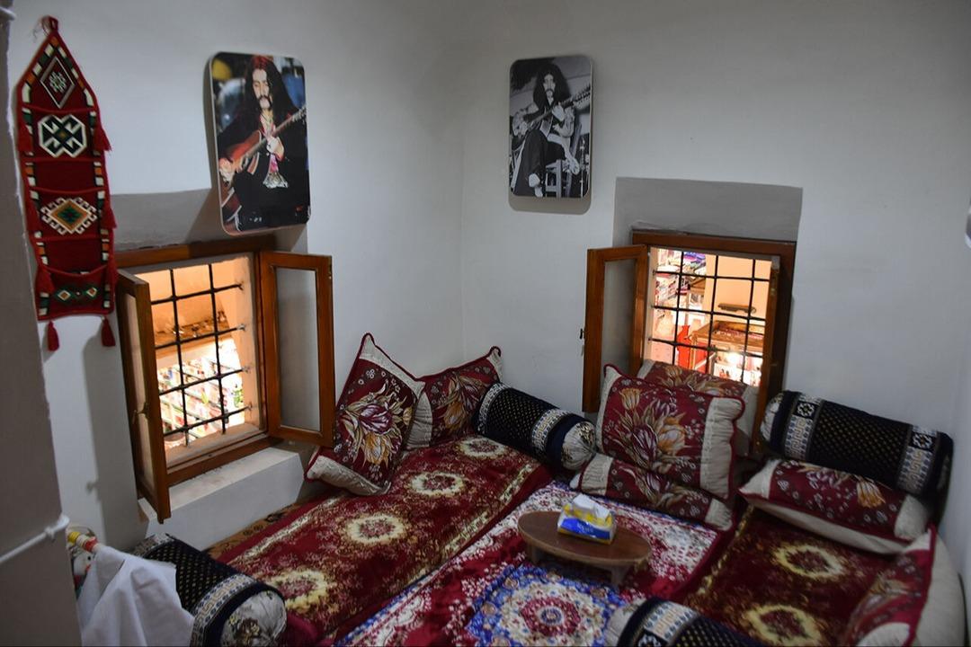 O ülkede gören içeri girmeden yapamıyor! Barış Manço kafesine akın ediyorlar 1