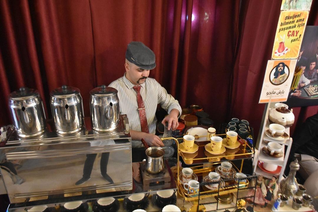 O ülkede gören içeri girmeden yapamıyor! Barış Manço kafesine akın ediyorlar 3