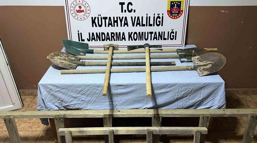 İş makinesiyle define arayan şahısları jandarma yakaladı