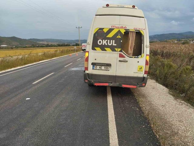 Gönen’de öğrenci servisi ile otomobil çarpıştı: 2 ölü, 7 öğrenci yaralı 1