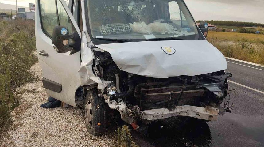 Gönen’de öğrenci servisi ile otomobil çarpıştı: 2 ölü, 7 öğrenci yaralı