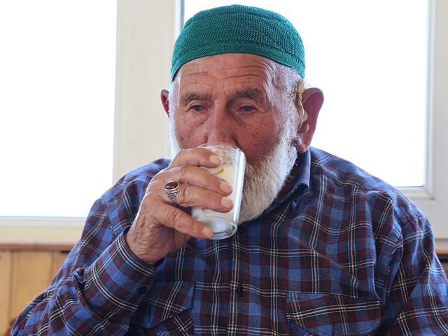 95 yaşındaki Mahmut dede sağlıklı ve uzun yaşamın sırlarını paylaştı: Doğal beslenmenin faydalarını açıkladı...