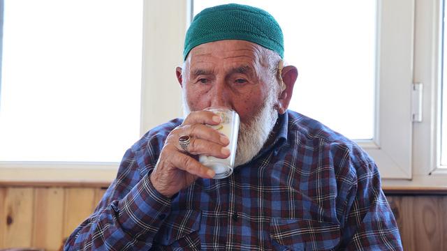 95 yaşındaki Mahmut dede sağlıklı ve uzun yaşamın sırlarını paylaştı: Doğal beslenmenin faydalarını açıkladı...