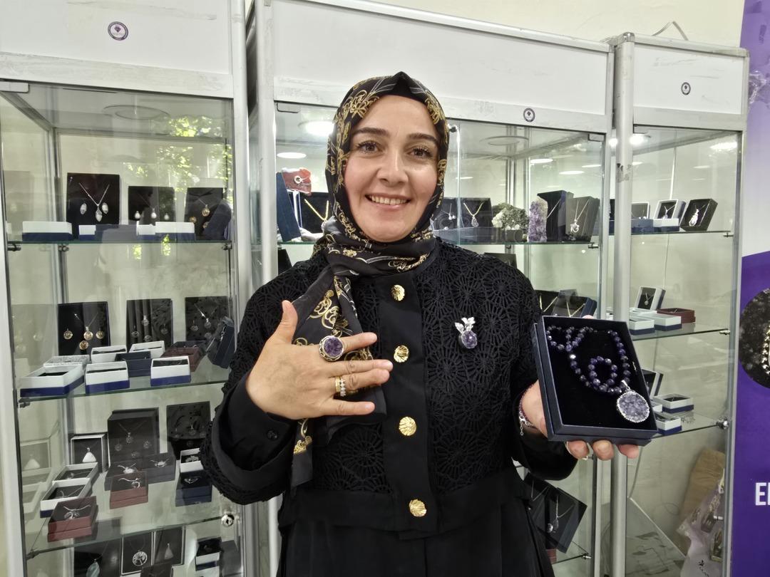 Doğal taşlar kadınların elinde aksesuara dönüşüyor: "İlk kadın girişimi kooperatifi" Ametist ve kalsedon taşlarının faydaları nelerdir? 3