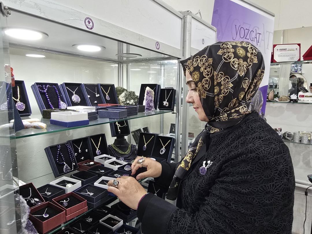 Doğal taşlar kadınların elinde aksesuara dönüşüyor: "İlk kadın girişimi kooperatifi" Ametist ve kalsedon taşlarının faydaları nelerdir? 2